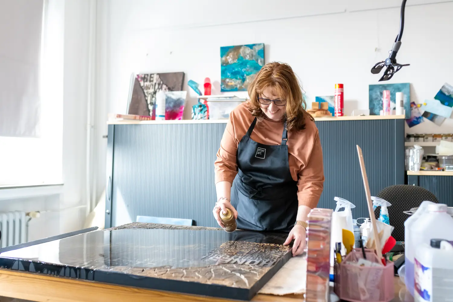 Jungs Art - Carina Jung bei der Arbeit an Kunstwerken